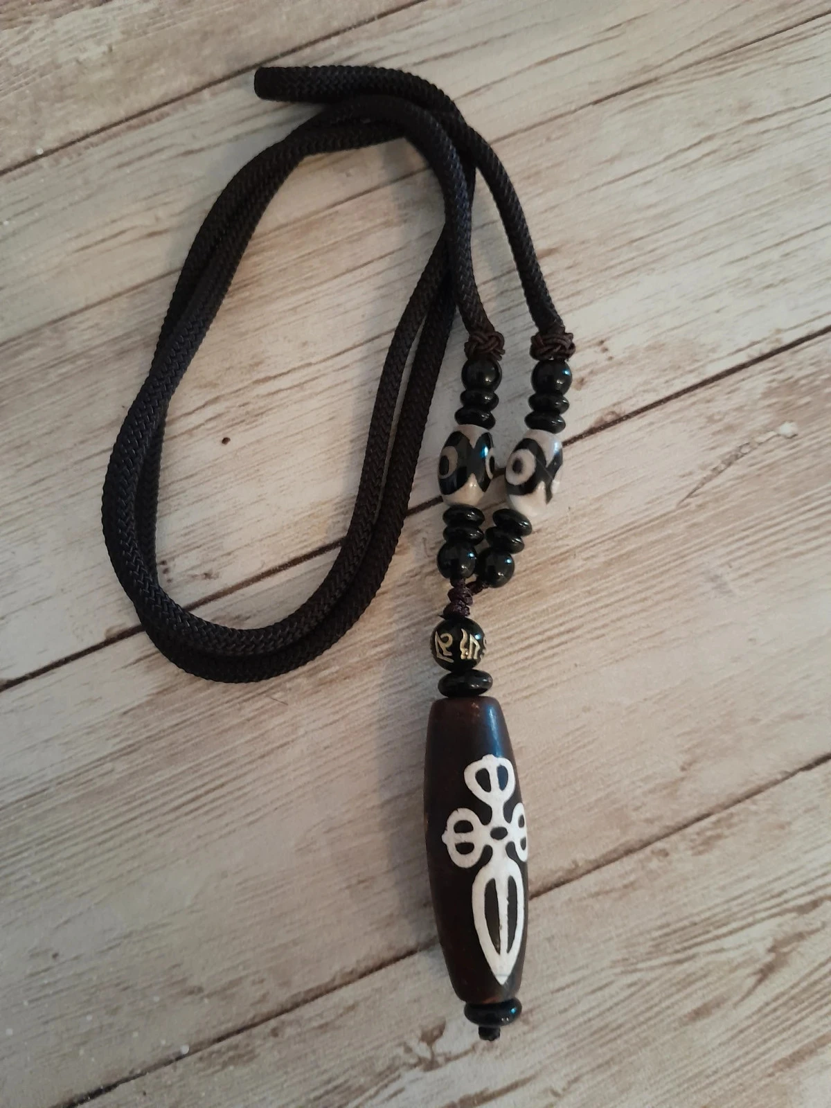 Collier avec pendentif en bois et yeux en agate tibétaine N°02